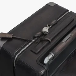Berluti Bagage Roulant Formula1005 En Cuir Scritto | Sacs De Voyage