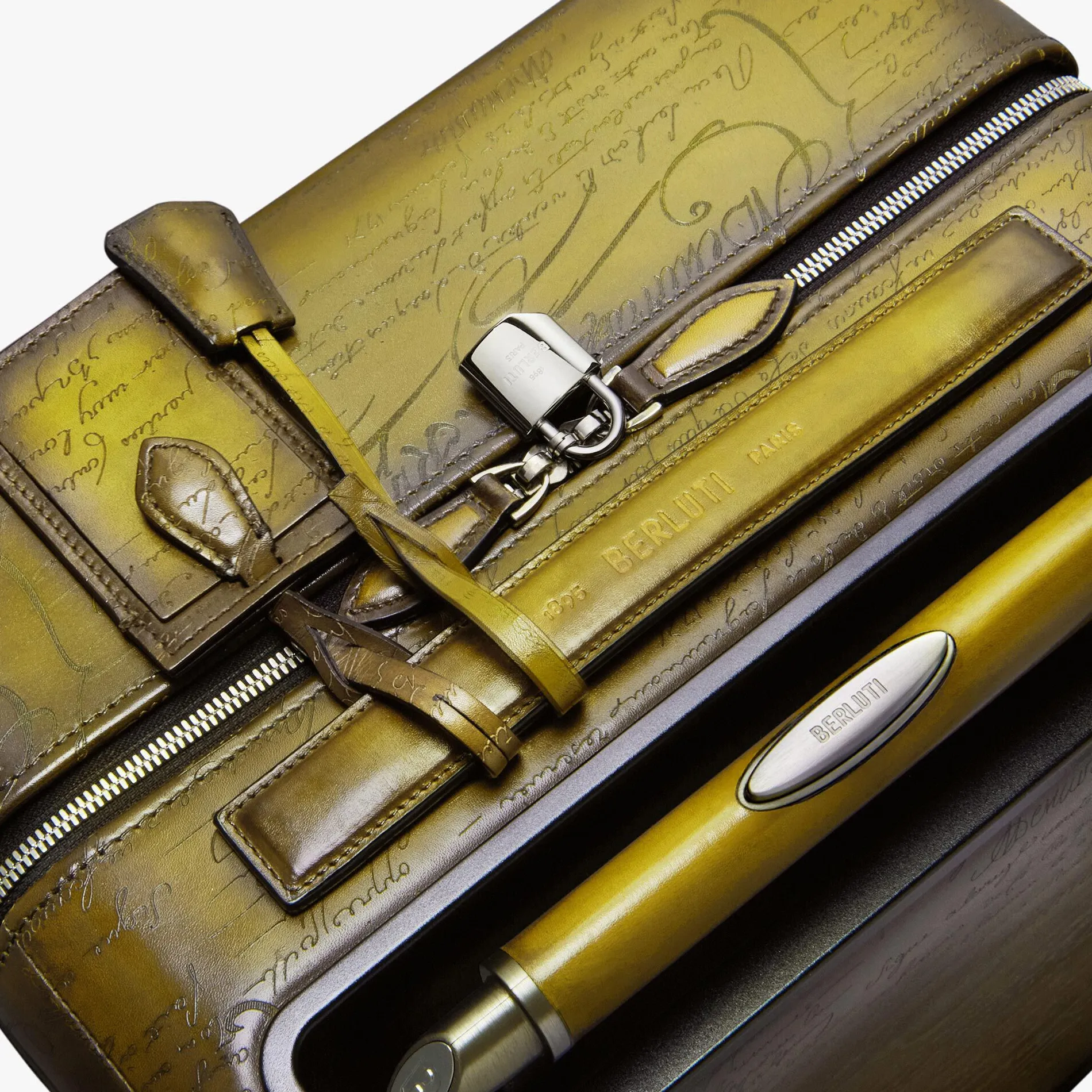 Berluti Bagage Roulant Formula1005 En Cuir Scritto | Sacs De Voyage
