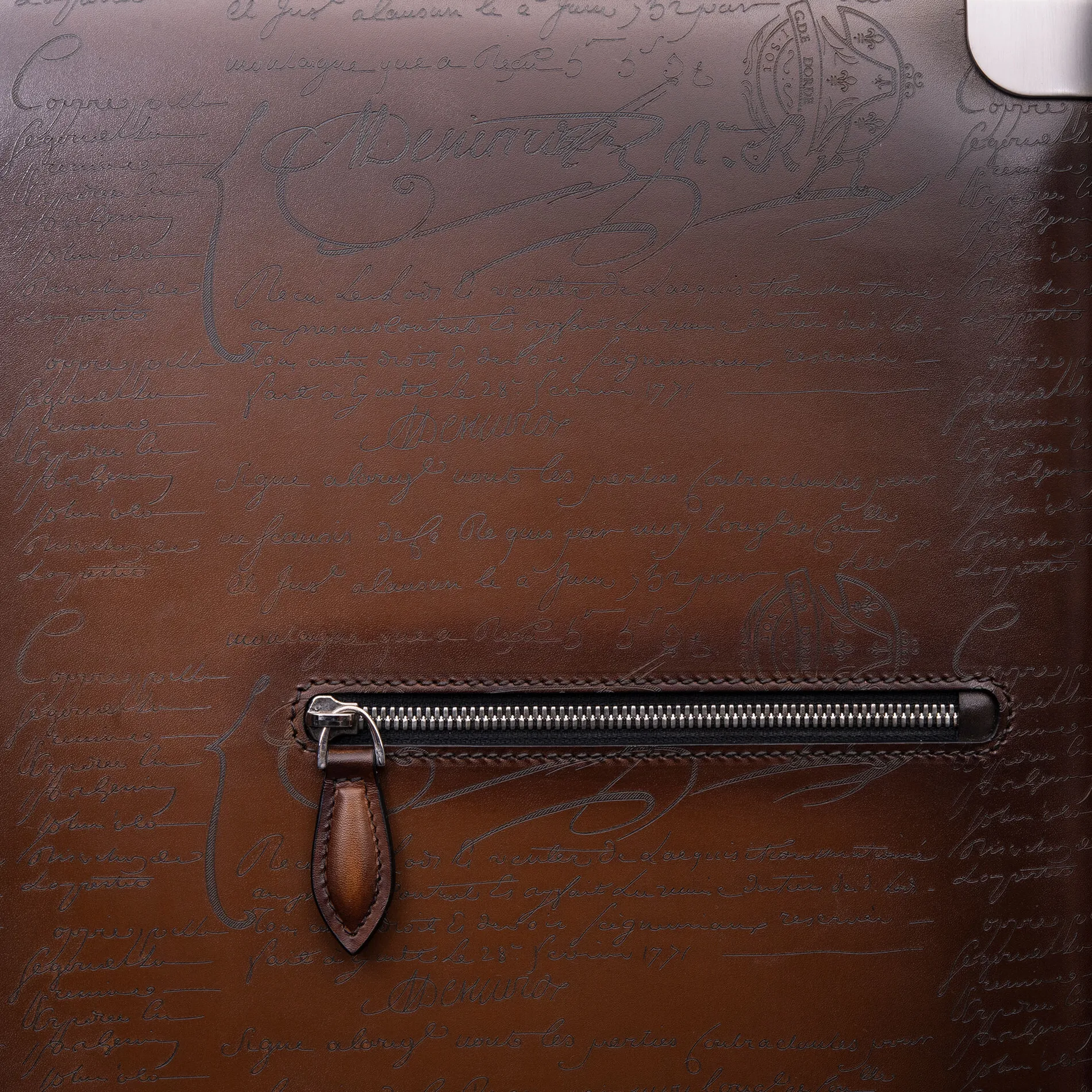 Berluti Bagage Roulant Formula1005 En Cuir Scritto | Sacs De Voyage