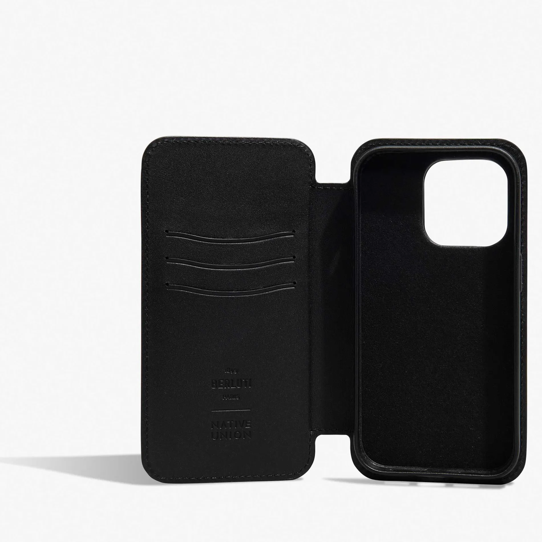 Berluti &Eacute;tui iPhone 15 Pro Folio En Cuir Scritto | Housses & Étuis | Objets, High-tech & Lifestyle