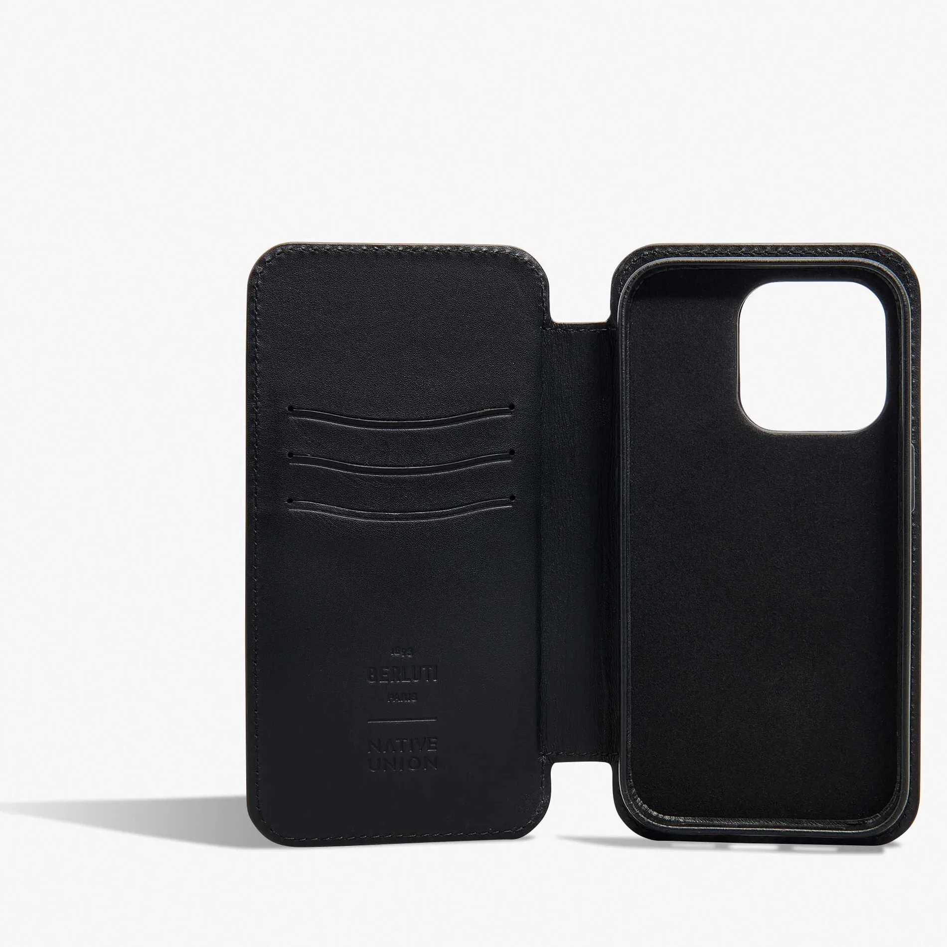 Berluti &Eacute;tui iPhone 15 Pro Folio En Cuir Scritto | Housses & Étuis | Objets, High-tech & Lifestyle