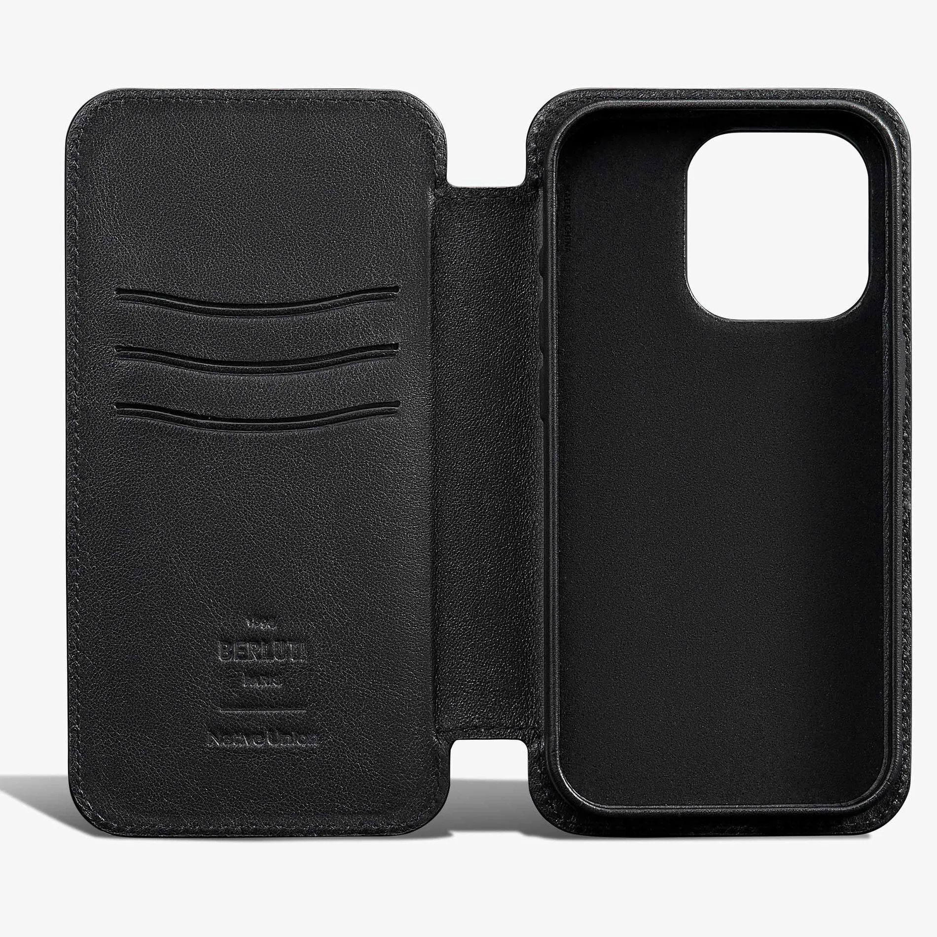 Berluti Étui iPhone 16 Pro Folio En Cuir Scritto | Housses & Étuis | Objets, High-tech & Lifestyle